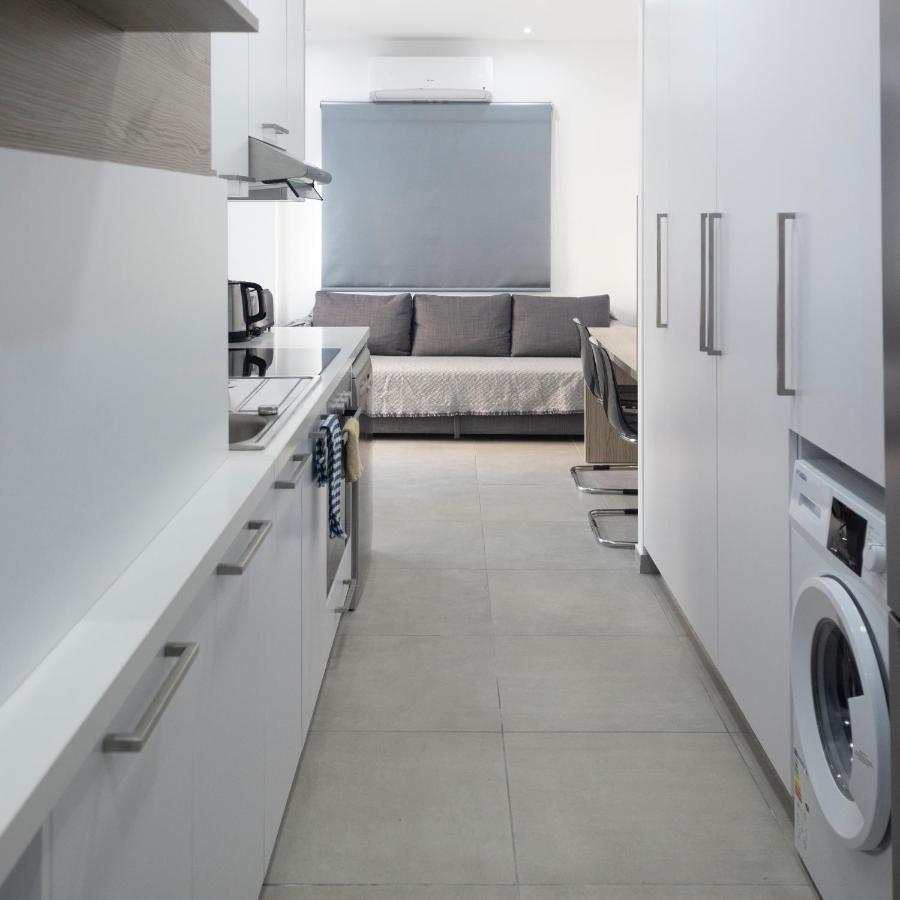 Lovely 2 Bed Apartment In Larnaca City Centre Bagian luar foto